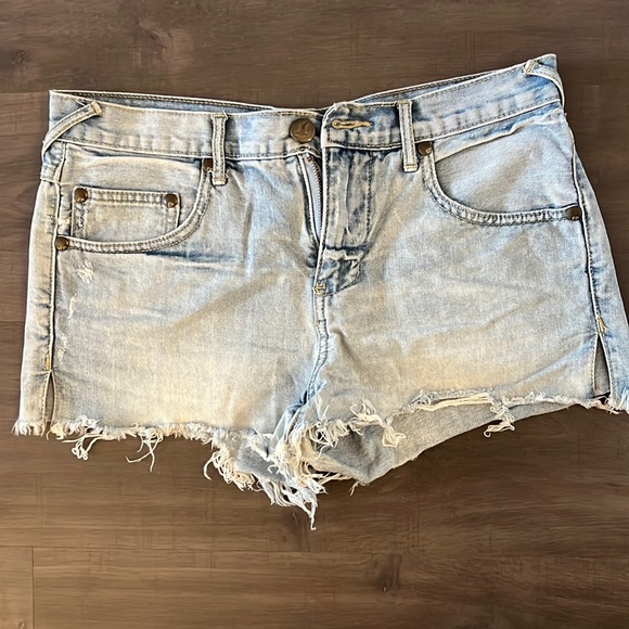 Free People light-washed Jean shorts just in time for summer!! - Picture 1 of 3